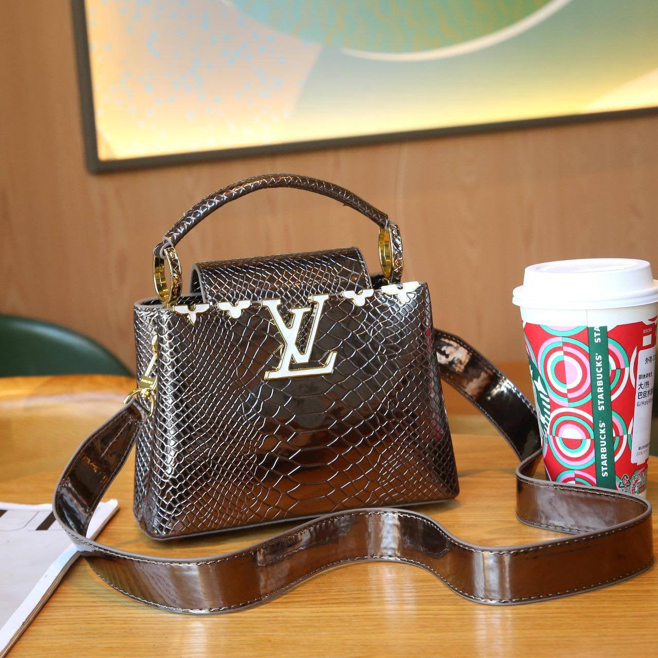 LV
Best quality 
with box’s 
🎁🎁🎁
110 dhs🇦🇪
size 20cm
Zain158
♥️♥️♥️
