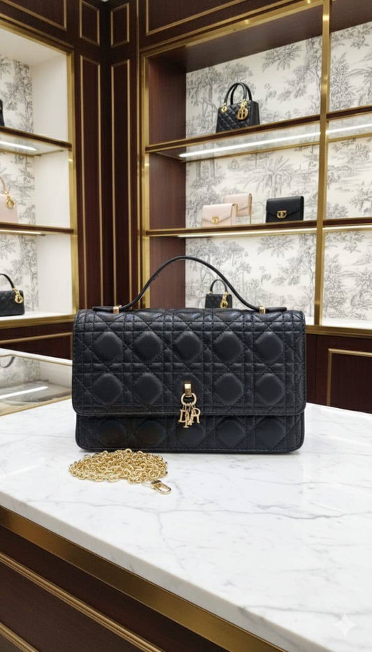 Dior
Good quality 
with box 
🎁🎁🎁
95 dhs🇦🇪
Zain259
♥️♥️♥️