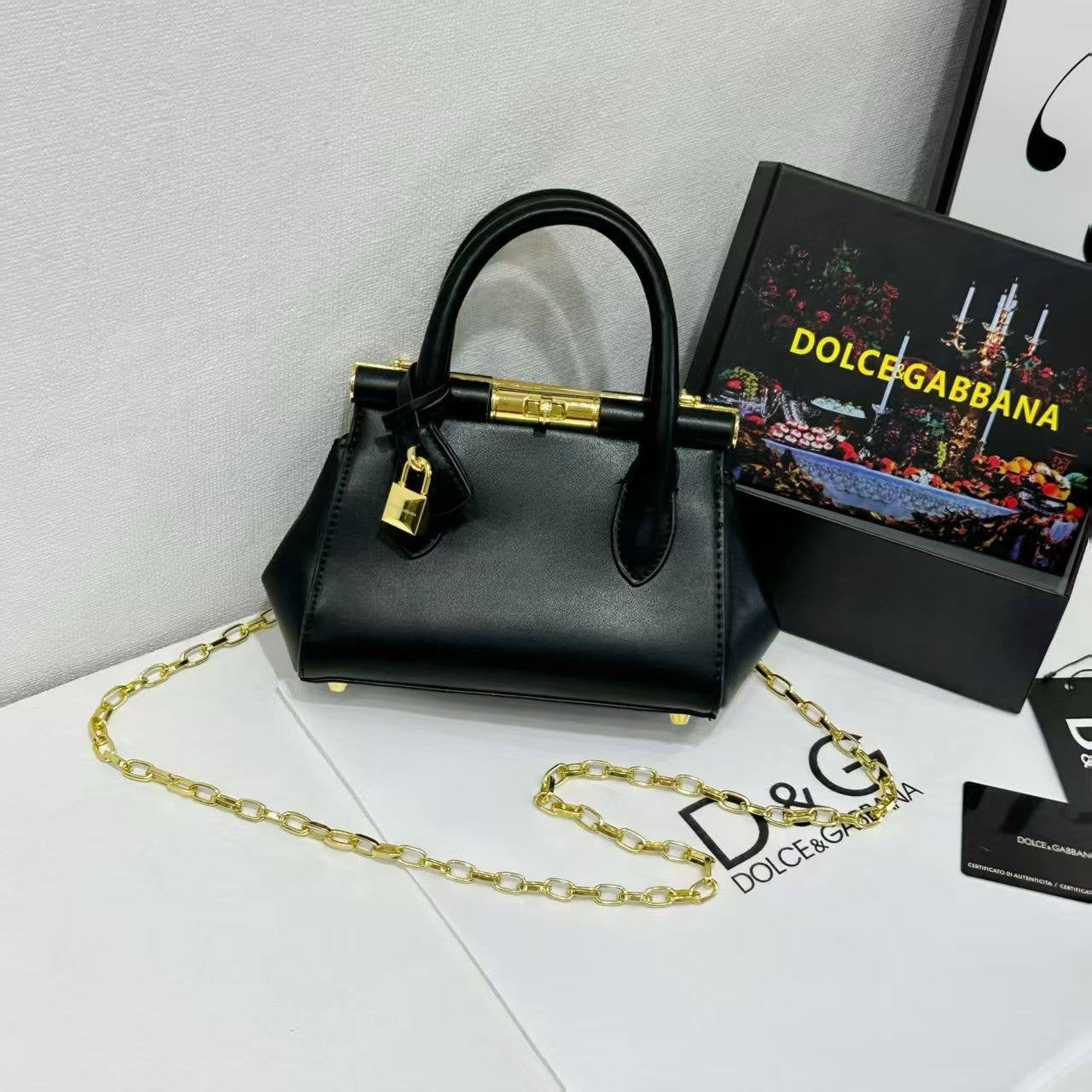 D&G 
120 dhs🇦🇪
With box 
🎁🎁🎁
Size 21cm
Zain161
♥️♥️♥️