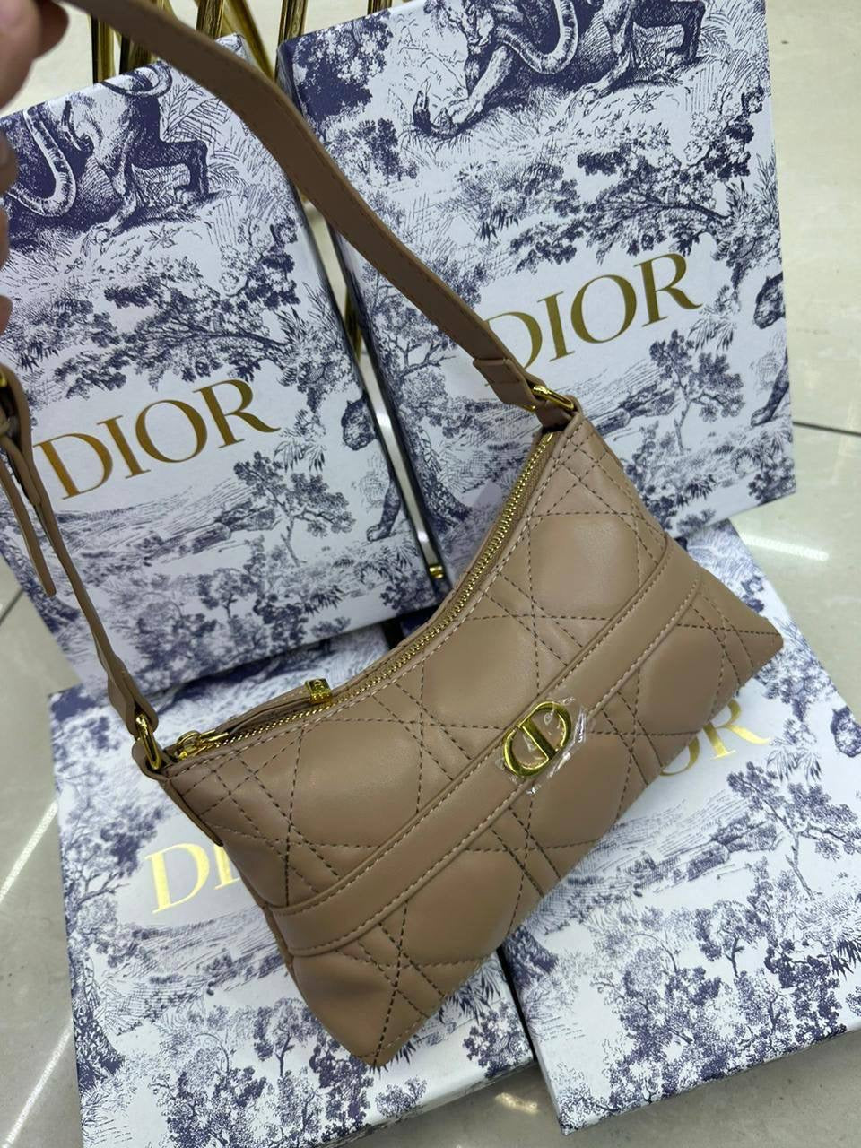 DIOR 
85 dhs🇦🇪
with box
🎁🎁🎁
Zain90
♥️♥️♥️