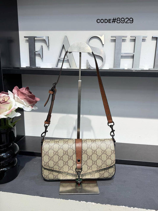 Gucci ᴇɴᴠᴇʟᴏᴘᴇ
sʜᴏᴜʟᴅᴇʀ ʙᴀɢ
ᴡɪᴛʜ ʟᴏɴɢ ʙᴇʟᴛ sᴛʀᴀᴘ
ᴍᴏɴᴏɢʀᴀᴍ ʟᴇᴀᴛʜᴇʀ
sɪᴢᴇ : 24 cm
65 dhs🇦🇪
Zain31
♥️♥️♥️
