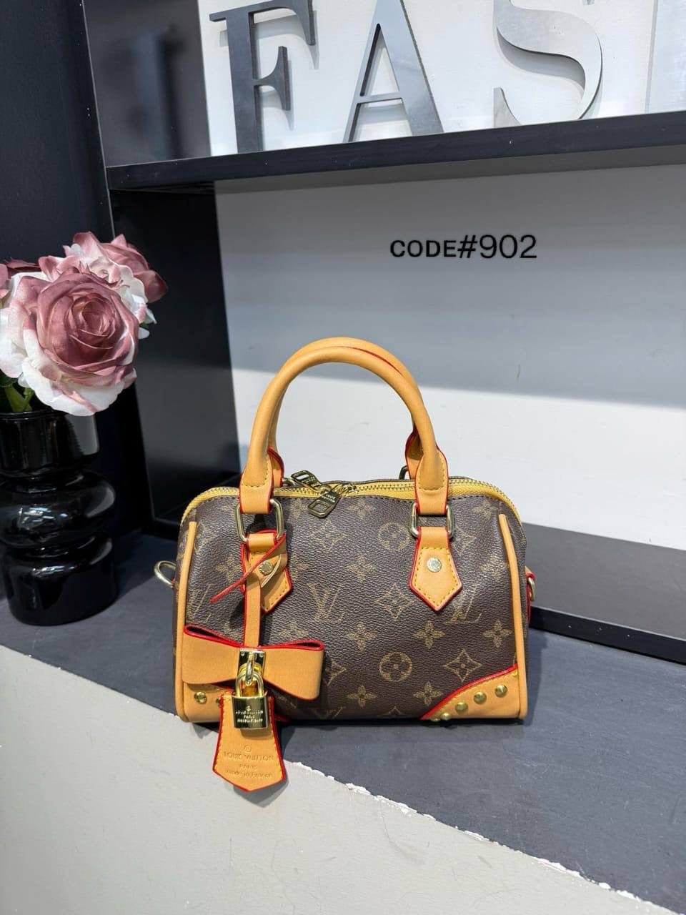 LV
sᴘᴇᴇᴅʏ ʙᴀɴᴅᴏᴜʟɪᴇʀᴇ
ᴍᴏɴᴏɢʀᴀᴍ ʟᴇᴀᴛʜᴇʀ
ᴡɪᴛʜ ᴍᴜʀᴀᴋᴀᴍɪ ᴄʜᴀɪɴ
ɪᴛ ʜᴀs ʟᴏɴɢ ʙᴇʟᴛ sᴛʀᴀᴘ
sɪᴢᴇ : 21 x 15 x 12 cm
ᴡɪᴛʜ BOX
🎁🎁🎁
75 dhs🇦🇪
Zain31
♥️♥️♥️