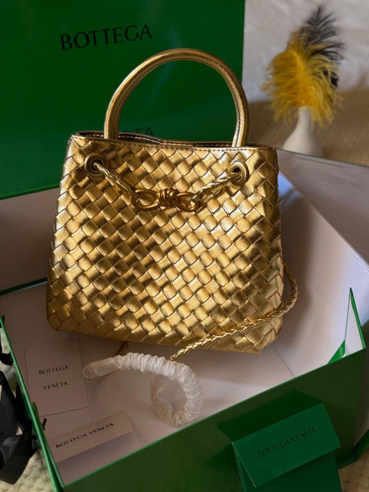 BOTTEGA VENETA
25cm
340 dhs🇦🇪
30cm
350 dhs🇦🇪
Top quality 
With box
🎁🎁🎁
Zain167
♥️♥️♥️