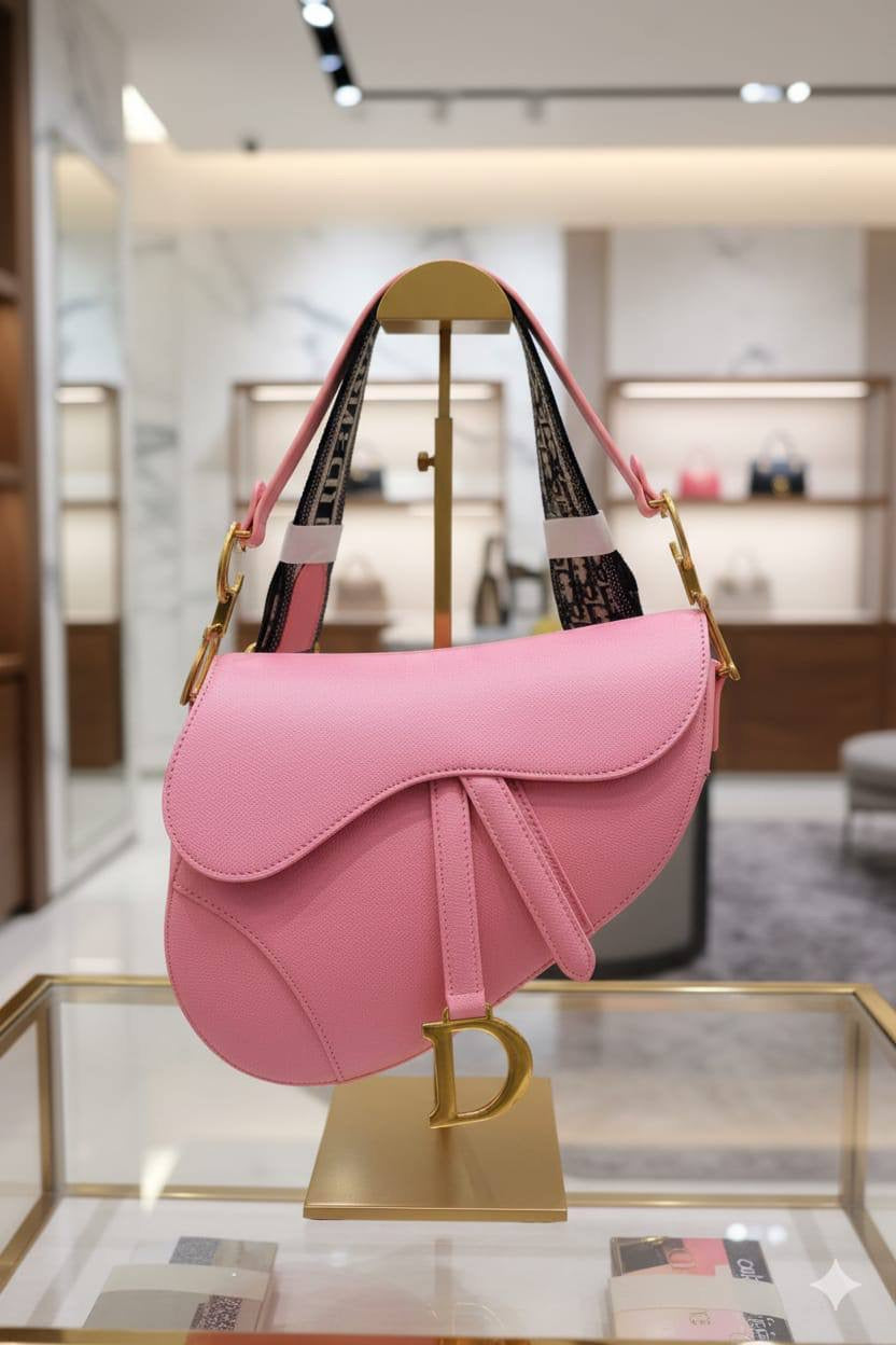 Dior
Good quality 
with box 
🎁🎁🎁
120 dhs🇦🇪
Zain186
♥️♥️♥️