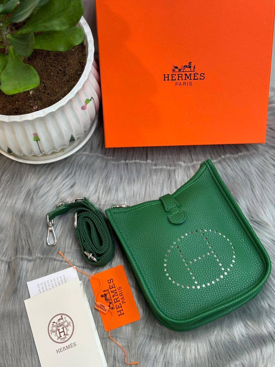 Hermes
SIZE  ………   18 CM 
90 dhs🇦🇪
with BOX
🎁🎁🎁
Zain51
♥️♥️♥️