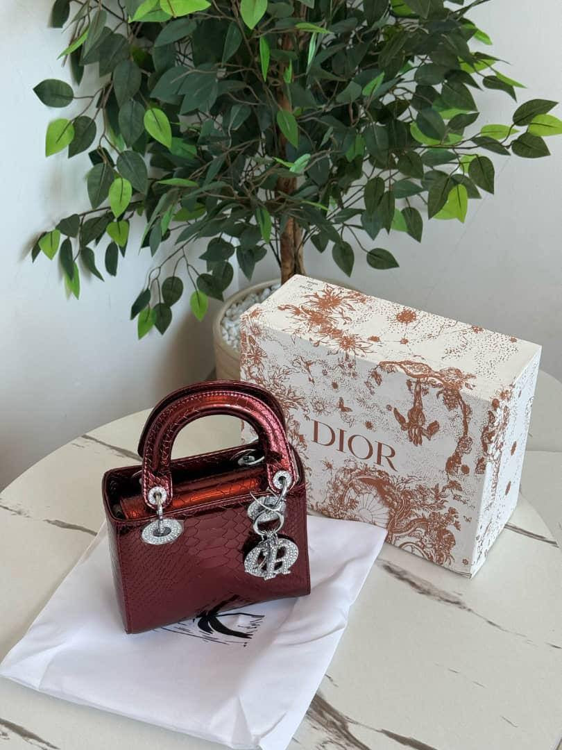 Dior
Best quality 
with box’s 
🎁🎁🎁
120 dhs🇦🇪
size 18 cm
Zain158
♥️♥️♥️