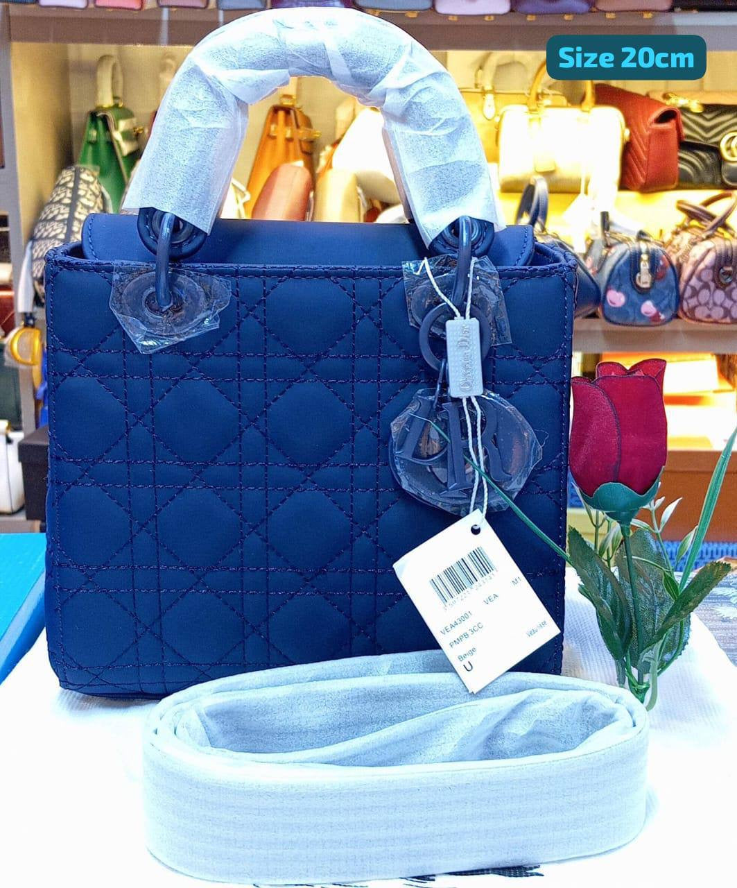 Dior
Best quality 
with box’s 
🎁🎁🎁
120 dhs🇦🇪
size 20cm
Zain158
♥️♥️♥️