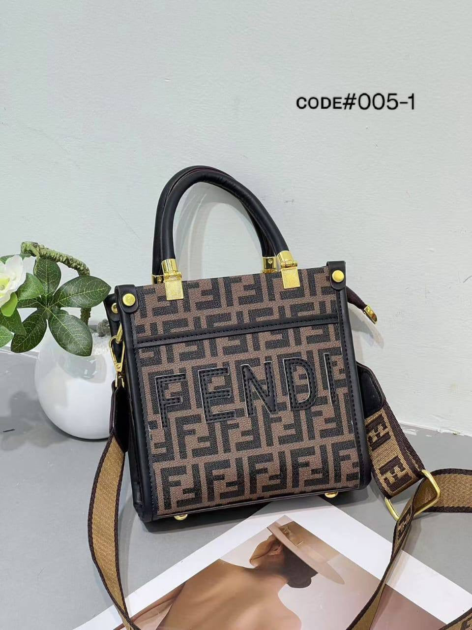 Fendi ᴍɪɴɪ sᴜɴsʜɪɴᴇ
ᴛᴏᴘ ʜᴀɴᴅʙᴀɢ / ᴄʀᴏssʙᴀɢ
ᴡɪᴛɢ ʟᴏɴɢ sᴛʀᴀᴘ
sɪᴢᴇ: 19 x 7 x 19 cm
70 dhs🇦🇪
Zain31
♥️♥️♥️