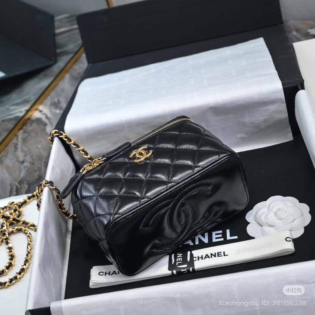 .
CHANEL
SUPER MASTER QUALITY 🔥🔥
WITH FULL PACKAGING 🎁
For Price 👇 WTSP Text Zain 0568585901
Zain255
♥️♥️♥️