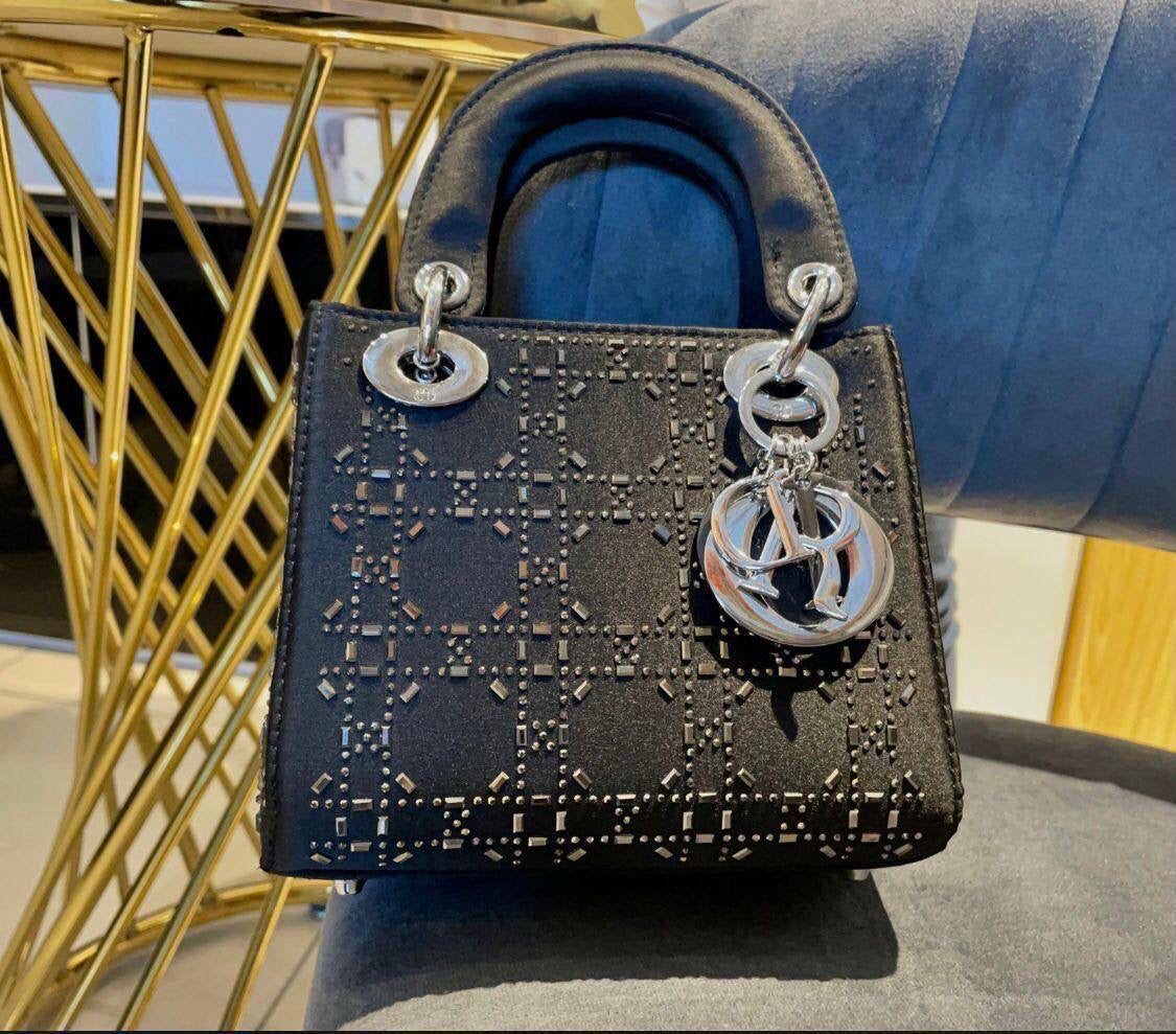 DIOR 
105 dhs🇦🇪
with box
🎁🎁🎁
Zain90
♥️♥️♥️