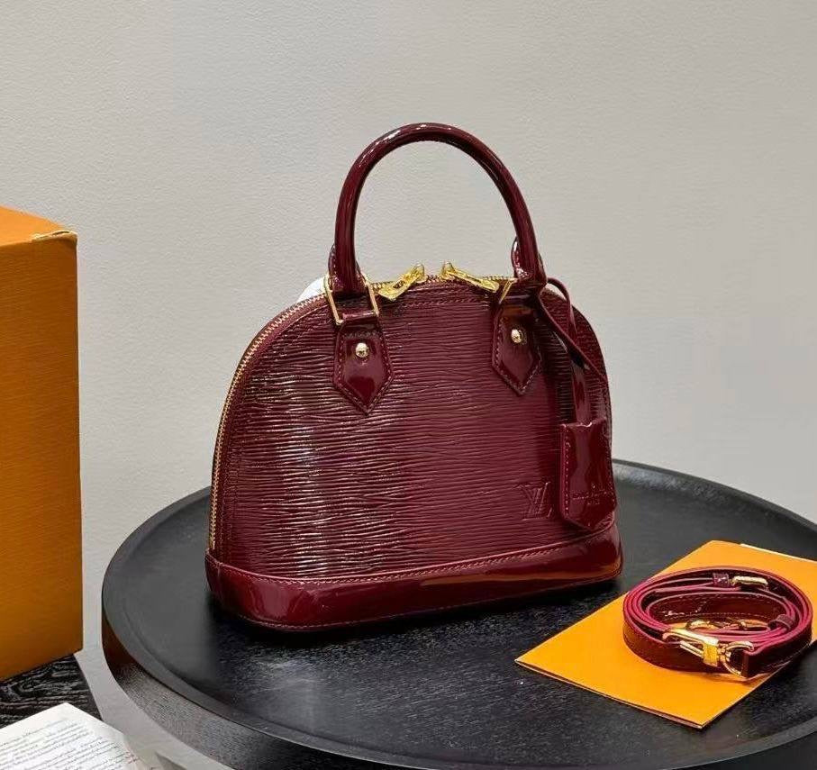 LV
GOOD QUALITY 
WITH BOX 
🎁🎁🎁
105 dhs🇦🇪
Zain39
♥️♥️♥️