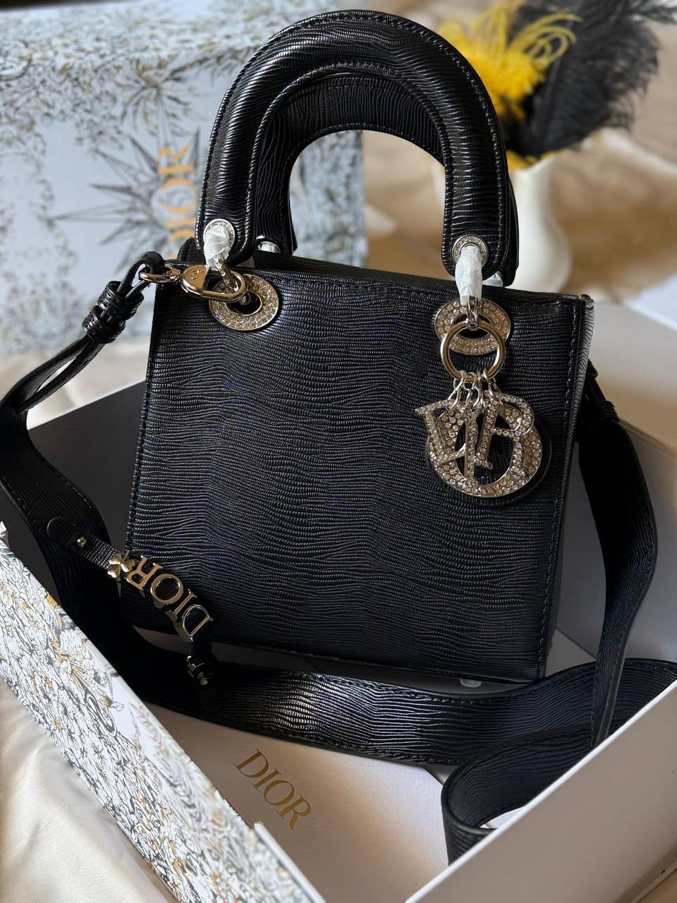 DIOR
20cm
350 dhs🇦🇪
Top quality 
With box
🎁🎁🎁
Zain167
♥️♥️♥️