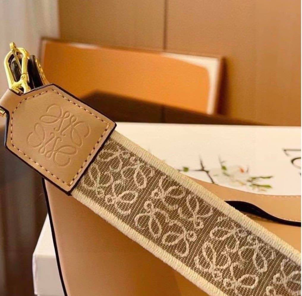 LOEWE 
COPY ONE 
BIG OFFER *WITH BOX 
🎁🎁🎁
120 dhs🇦🇪
Zain39
♥️♥️♥️