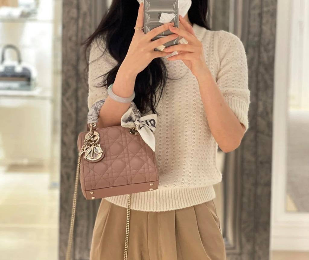 Dior
100 dhs🇦🇪
with box
🎁🎁🎁
size 17cm
Zain26
♥️♥️♥️