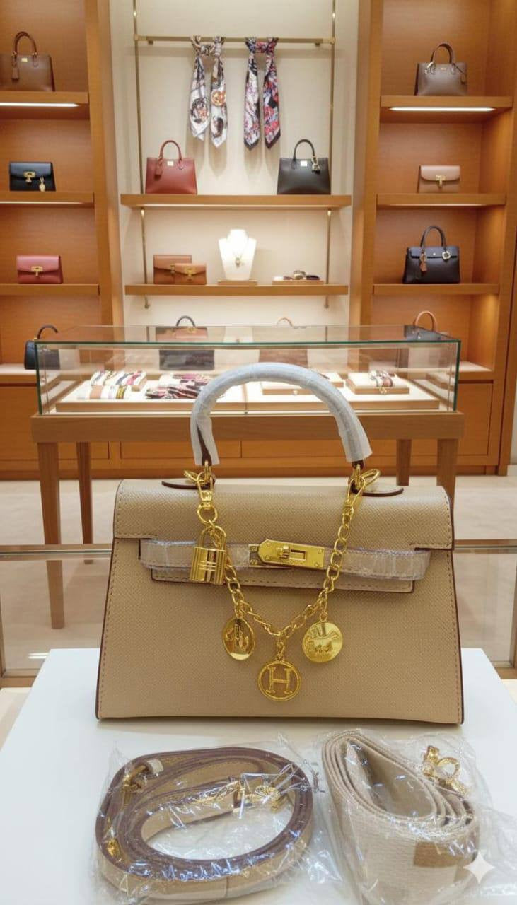 Hermes
Best quality 
with box’s 
🎁🎁🎁
90 dhs🇦🇪
size 22 cm
Zain158
♥️♥️♥️