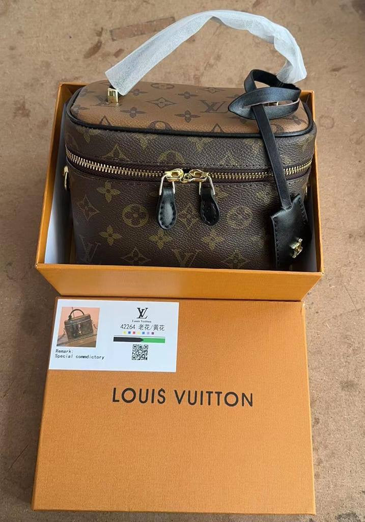LV - Gucci
95 dhs🇦🇪
with box
🎁🎁🎁
size 18cm
Zain26
♥️♥️♥️