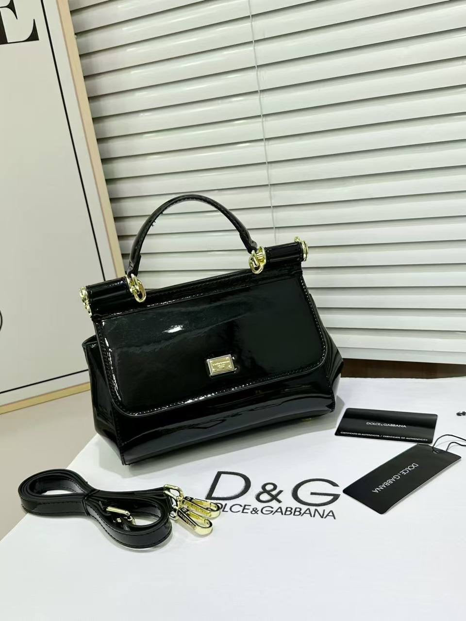 Dolce & Gabbana 
Size : 20 * 15 * 9 cm
110 dhs🇦🇪
with box 
🎁🎁🎁
Zain115
♥️♥️♥️