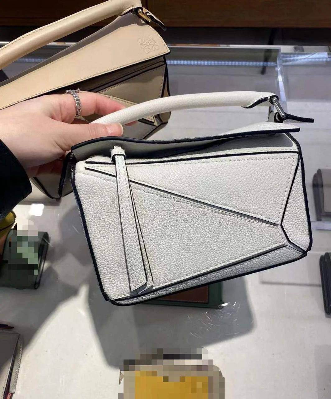🎊 Offer 🎉  LOEWE
Size : 28 ~ 19 cm
75 dhs🇦🇪
with box 🎁
Zain115
♥️♥️♥️
