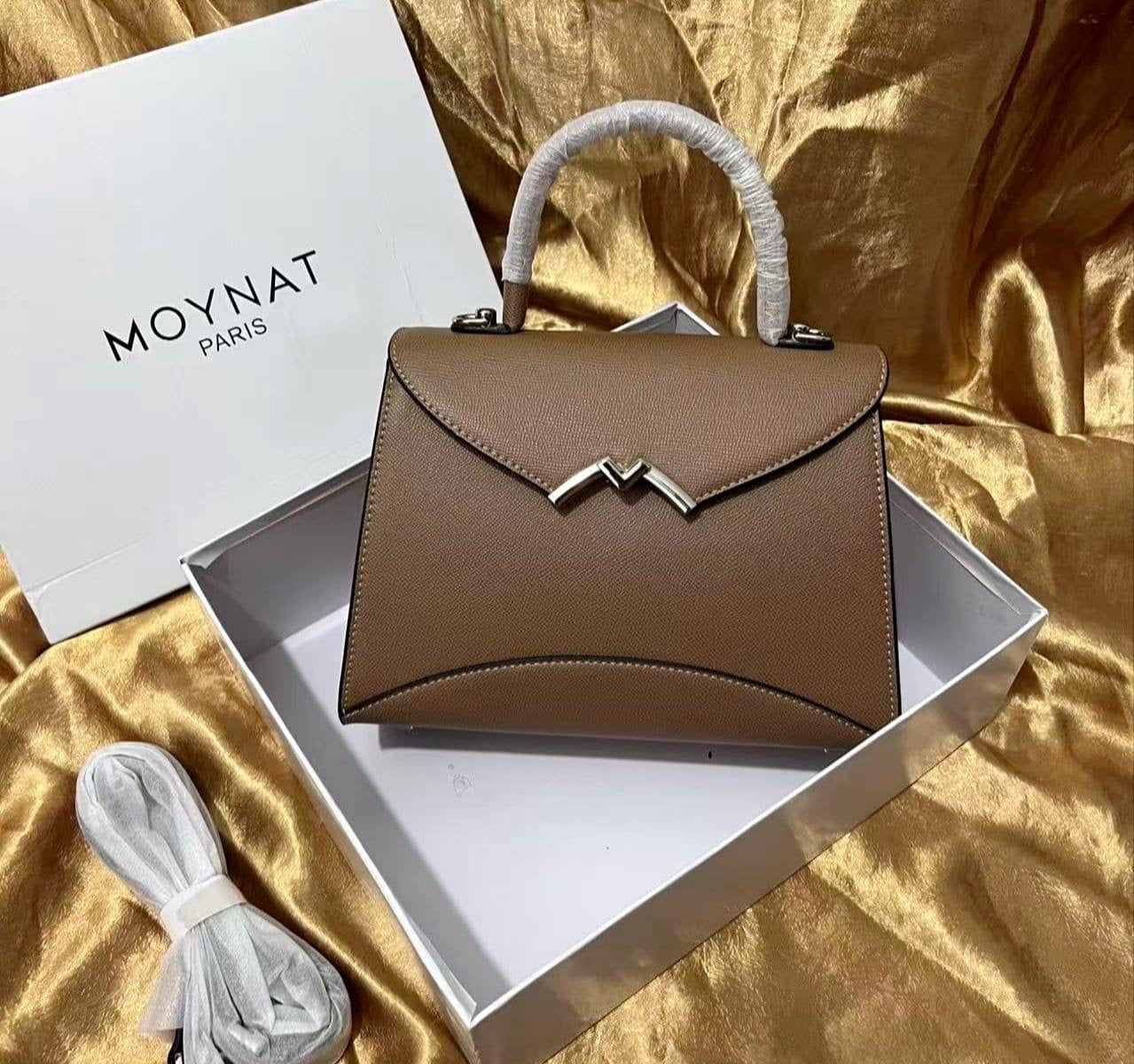 MOYNAT Paris
110 dhs🇦🇪
with box
🎁🎁🎁
size 25cm
Zain26
♥️♥️♥️