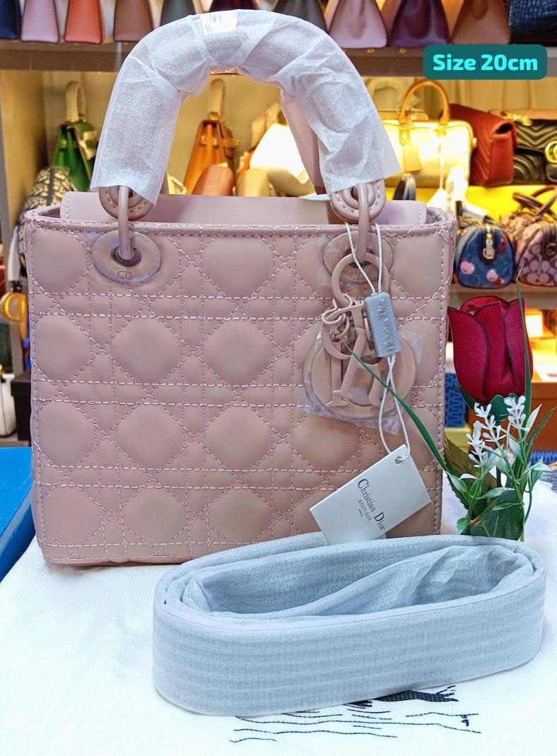 Dior
Best quality 
with box’s 
🎁🎁🎁
120 dhs🇦🇪
size 20cm
Zain158
♥️♥️♥️