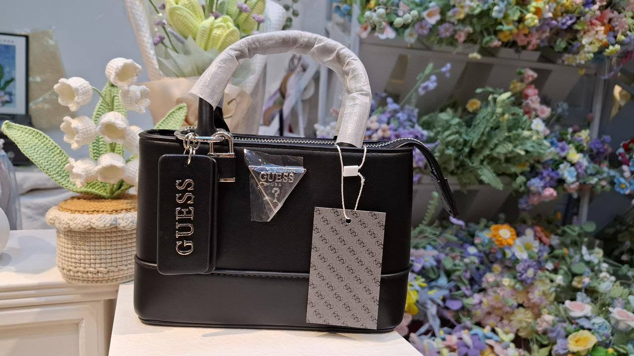 GUESS
20*14cm
95 dhs🇦🇪
with BOX
🎁🎁🎁
Zain254
♥️♥️♥️