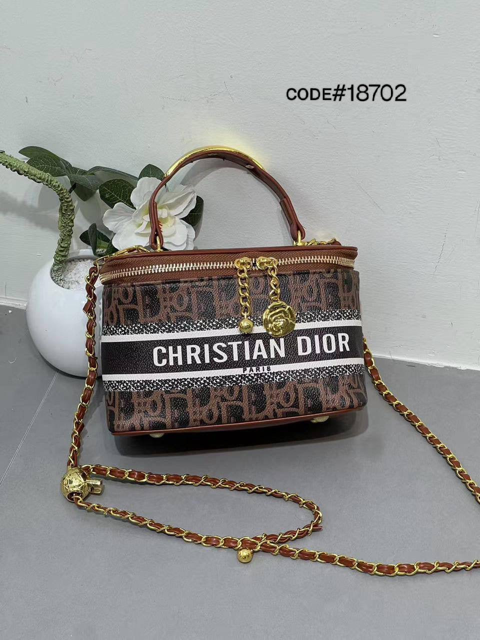 CHRISTIAN DIOR
ᴠᴀɴɪᴛʏ ᴛᴏᴘ ʜᴀɴᴅʙᴀɢ
sʟɪɴɢ ᴄʜᴀɪɴ ʙᴀɢs
sɪᴢᴇ : 20 cm
60 dhs🇦🇪
Zain31
♥️♥️♥️