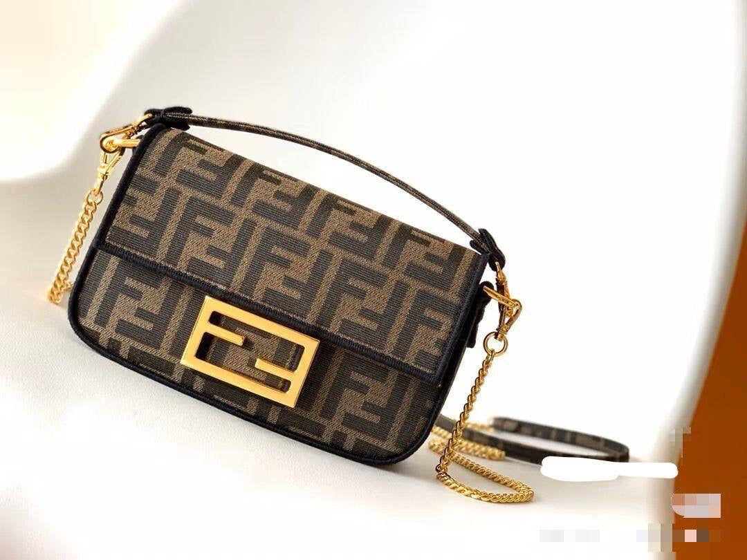 Fendi Small baguette
Size : 18 * 10 cm
95 dhs🇦🇪
with box🎁
Zain115
♥️♥️♥️