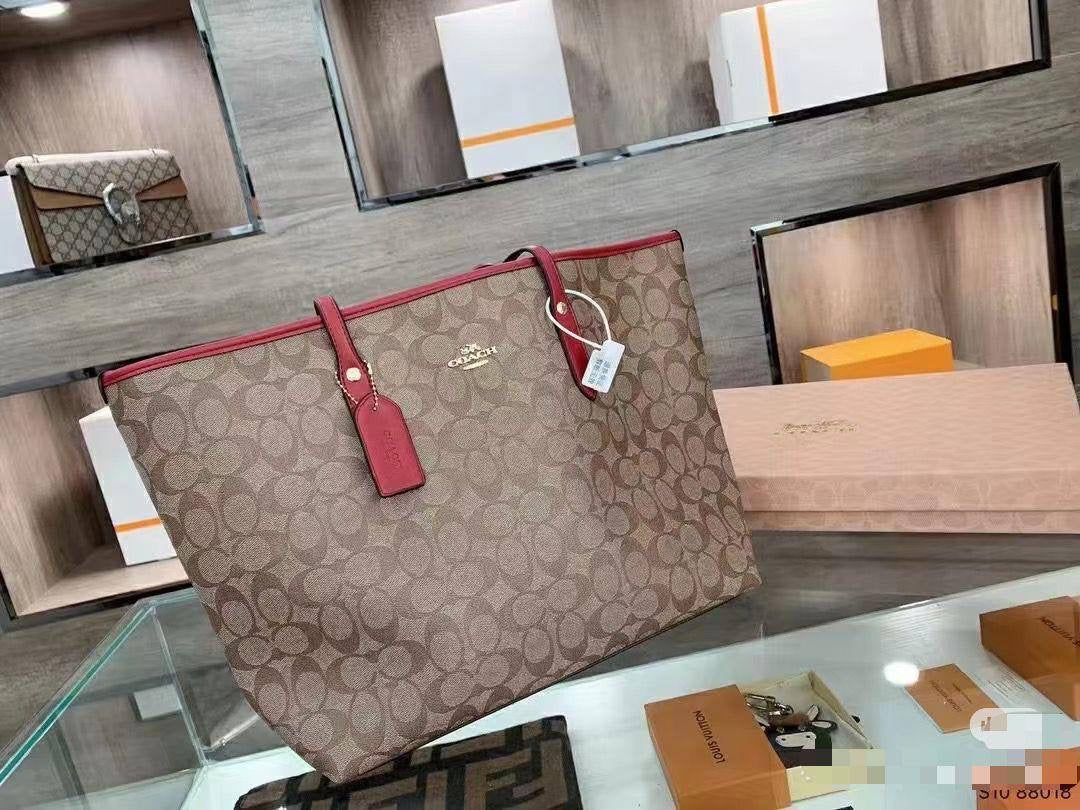 Coach Tote
Size : 33 * 27 cm
100 dhs🇦🇪
with box 
🎁🎁🎁
Zain115
♥️♥️♥️