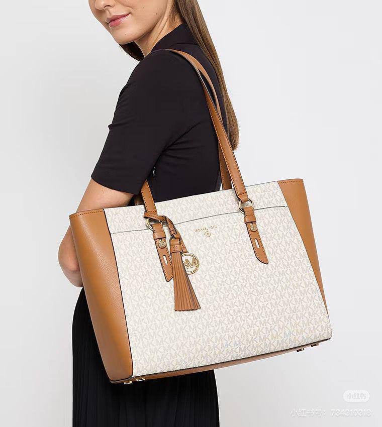 MK Tote
Size : 40 *  12 cm
95 dhs🇦🇪
Zain115
♥️♥️♥️