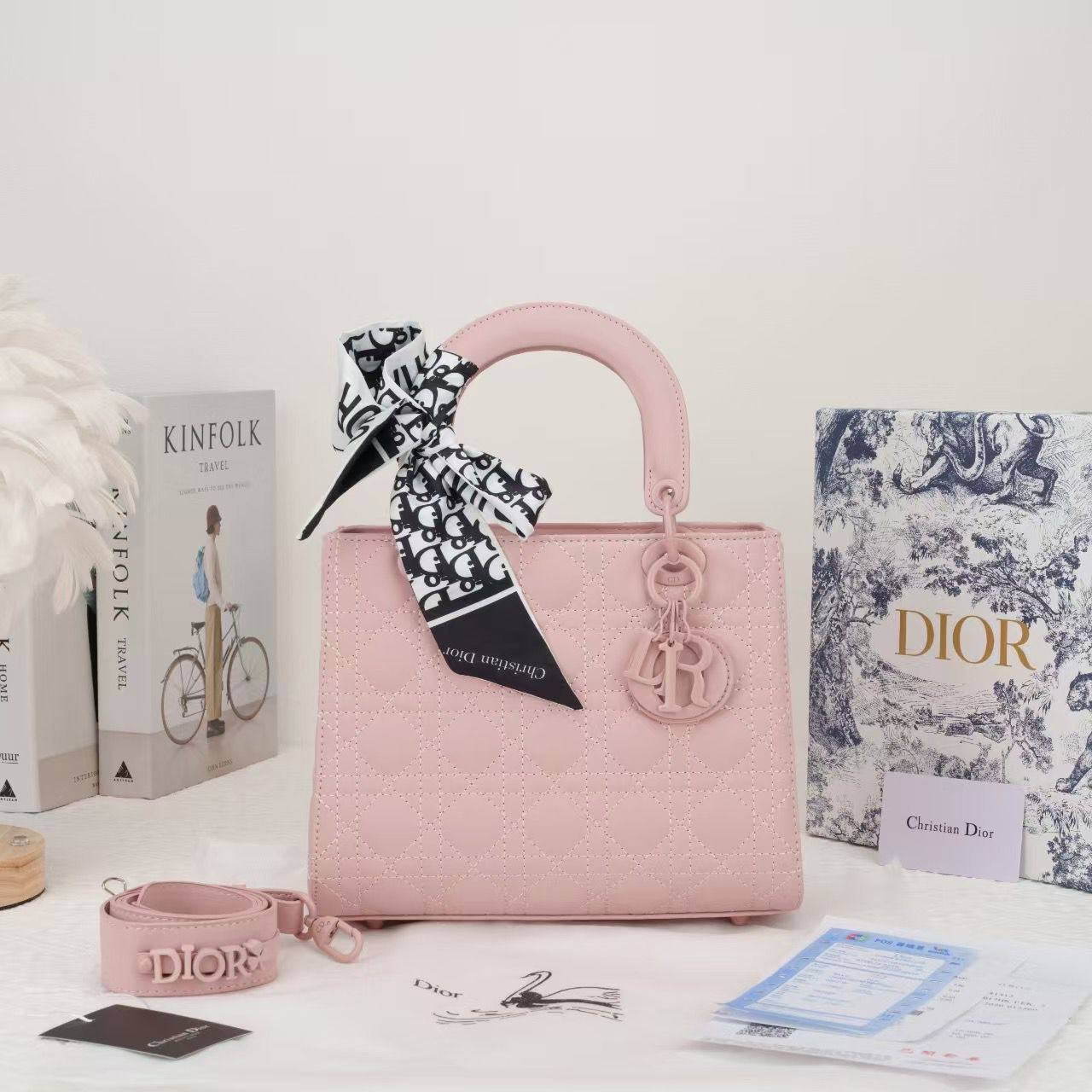 Dior
105 dhs🇦🇪
size:25cm
Good quality 
with box
🎁🎁🎁
Zain35
♥️♥️♥️