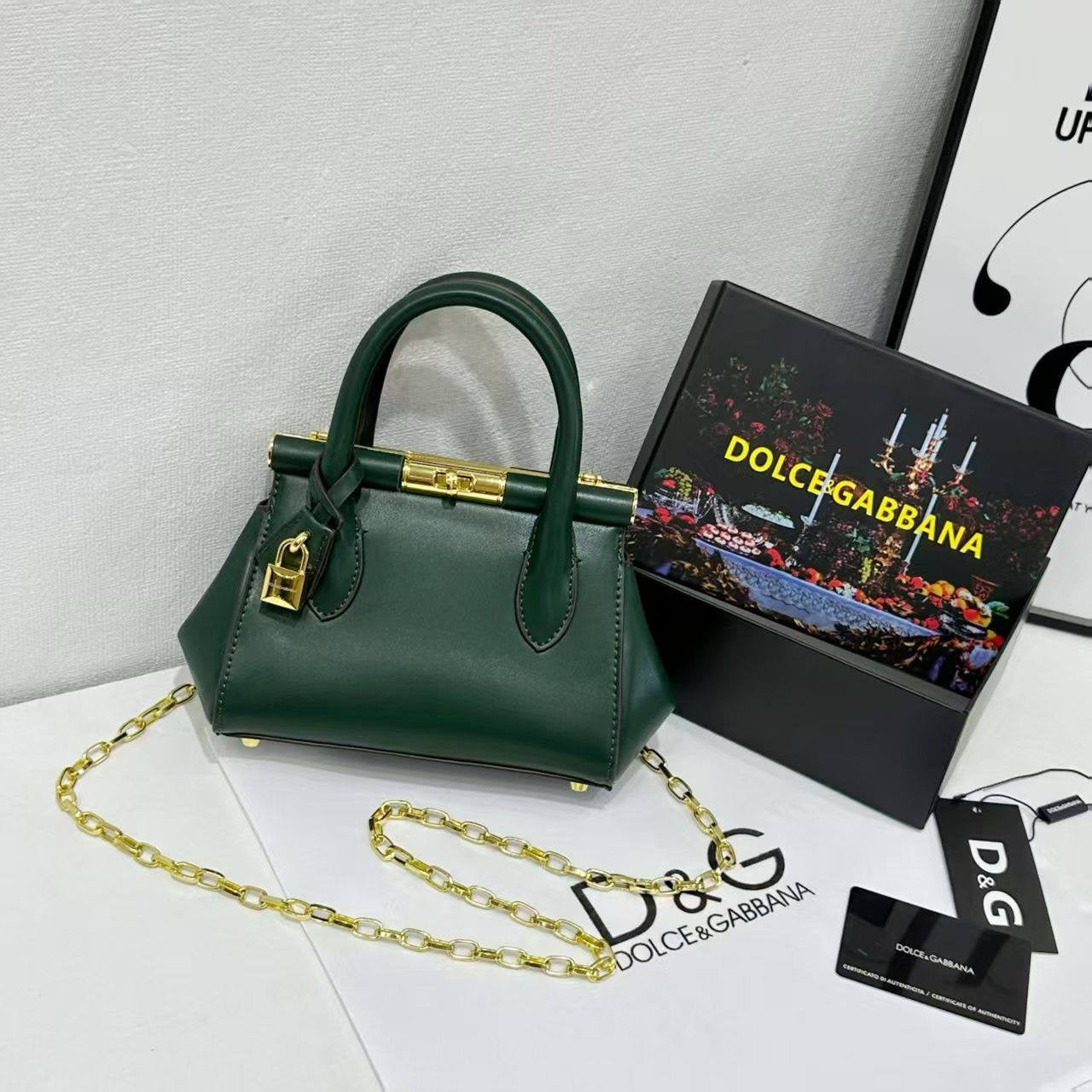 D&G 
120 dhs🇦🇪
With box 
🎁🎁🎁
Size 21cm
Zain161
♥️♥️♥️