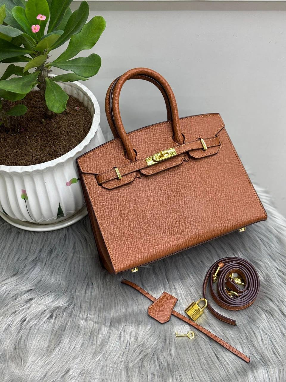 Hermes 
SIZE  ……… 25 cm
105 dhs🇦🇪
Zain51
♥️♥️♥️