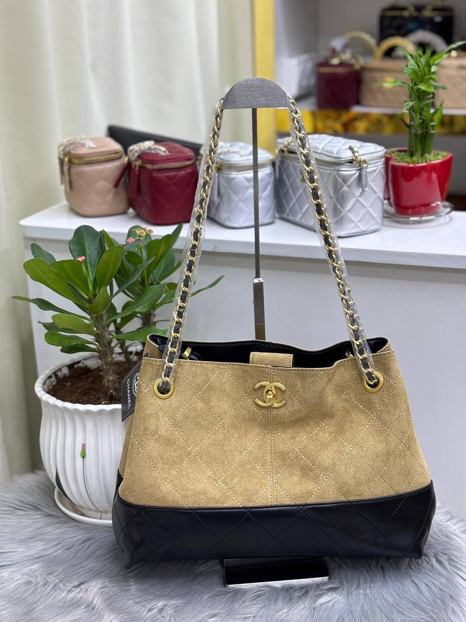 CHANEL  
SIZE  ……… 35 CM 
110 dhs🇦🇪
Zain51
♥️♥️♥️