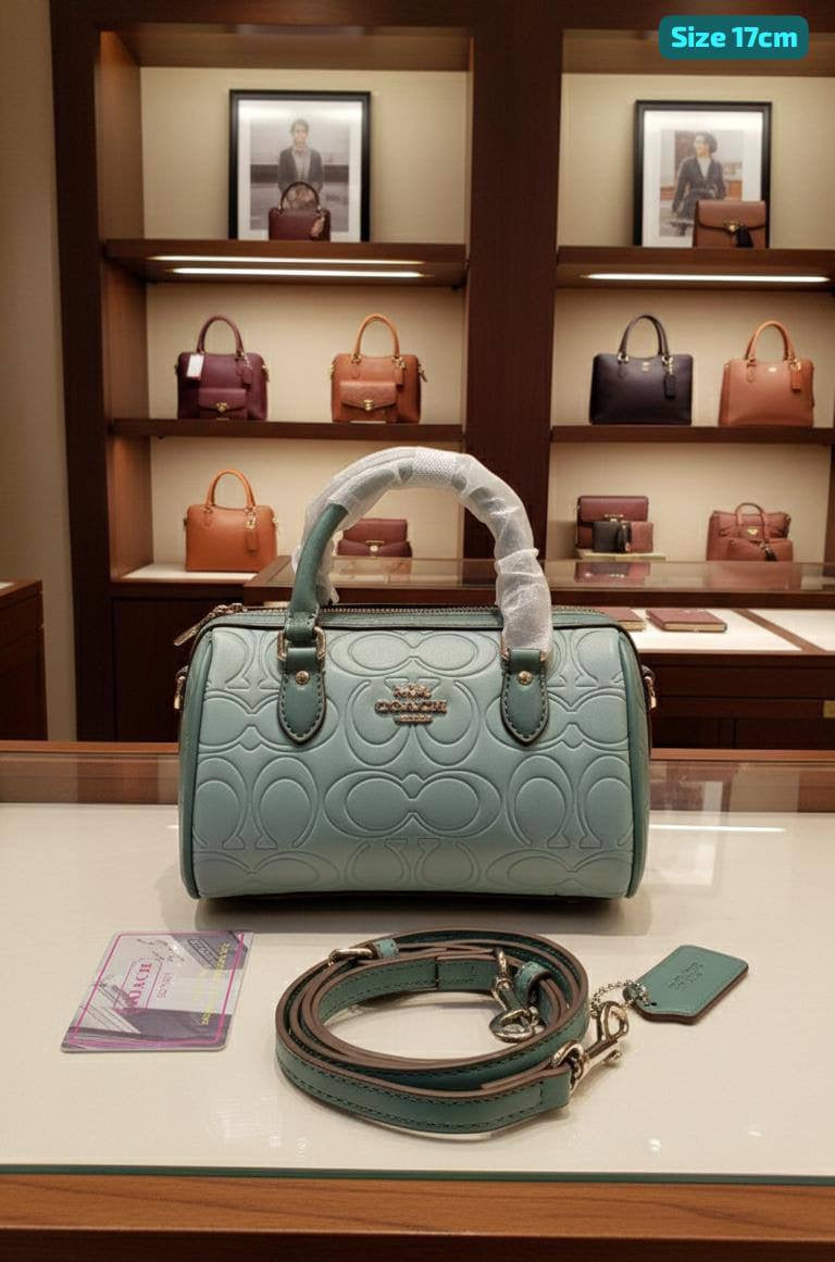 Coach
Best quality 
with box’s 
🎁🎁🎁
100 dhs🇦🇪
size 18 cm
Zain158
♥️♥️♥️