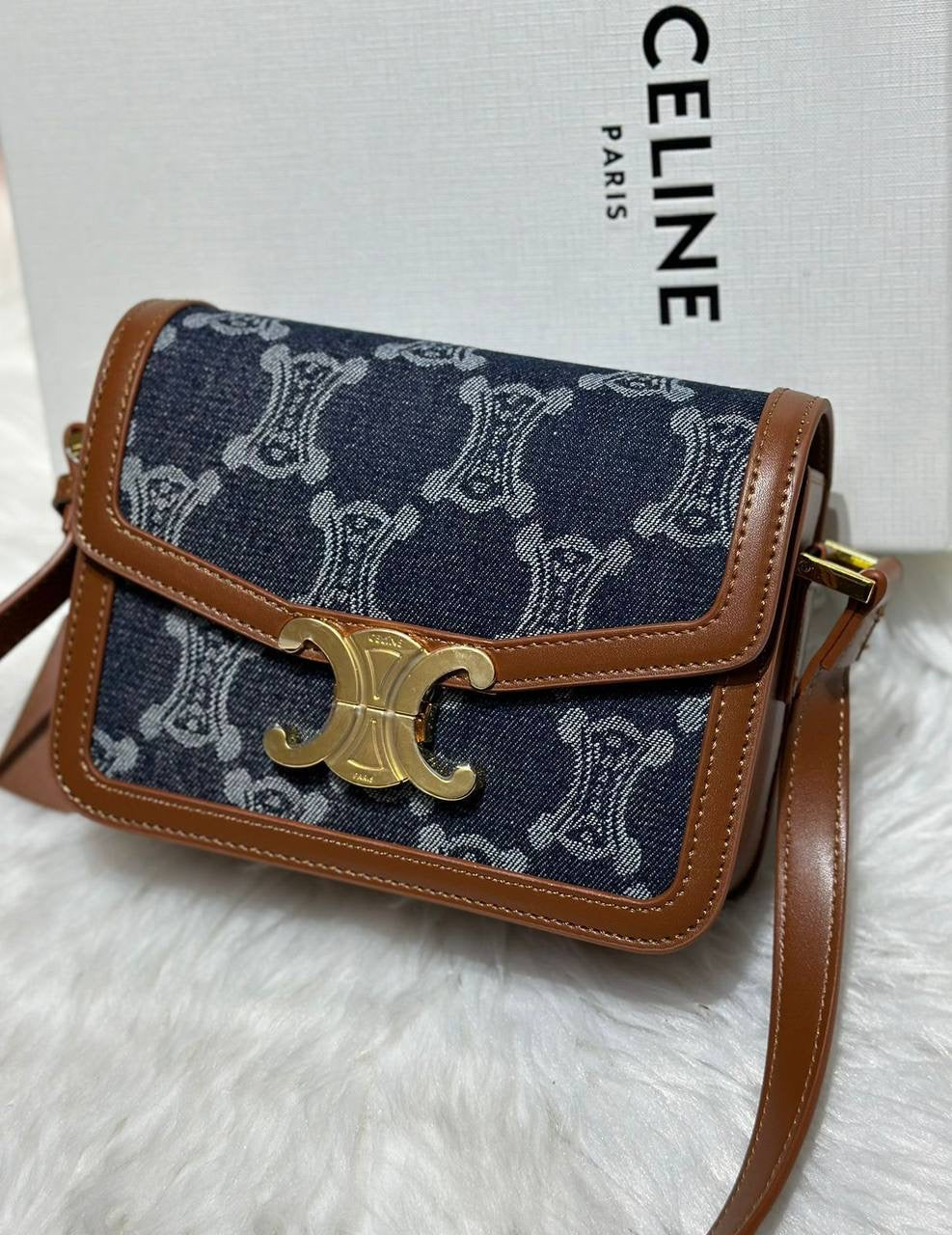 Celine 
good quality
comes with box, 🎁
size 19* 13 cm 
120 dhs🇦🇪
Zain12
♥️♥️♥️