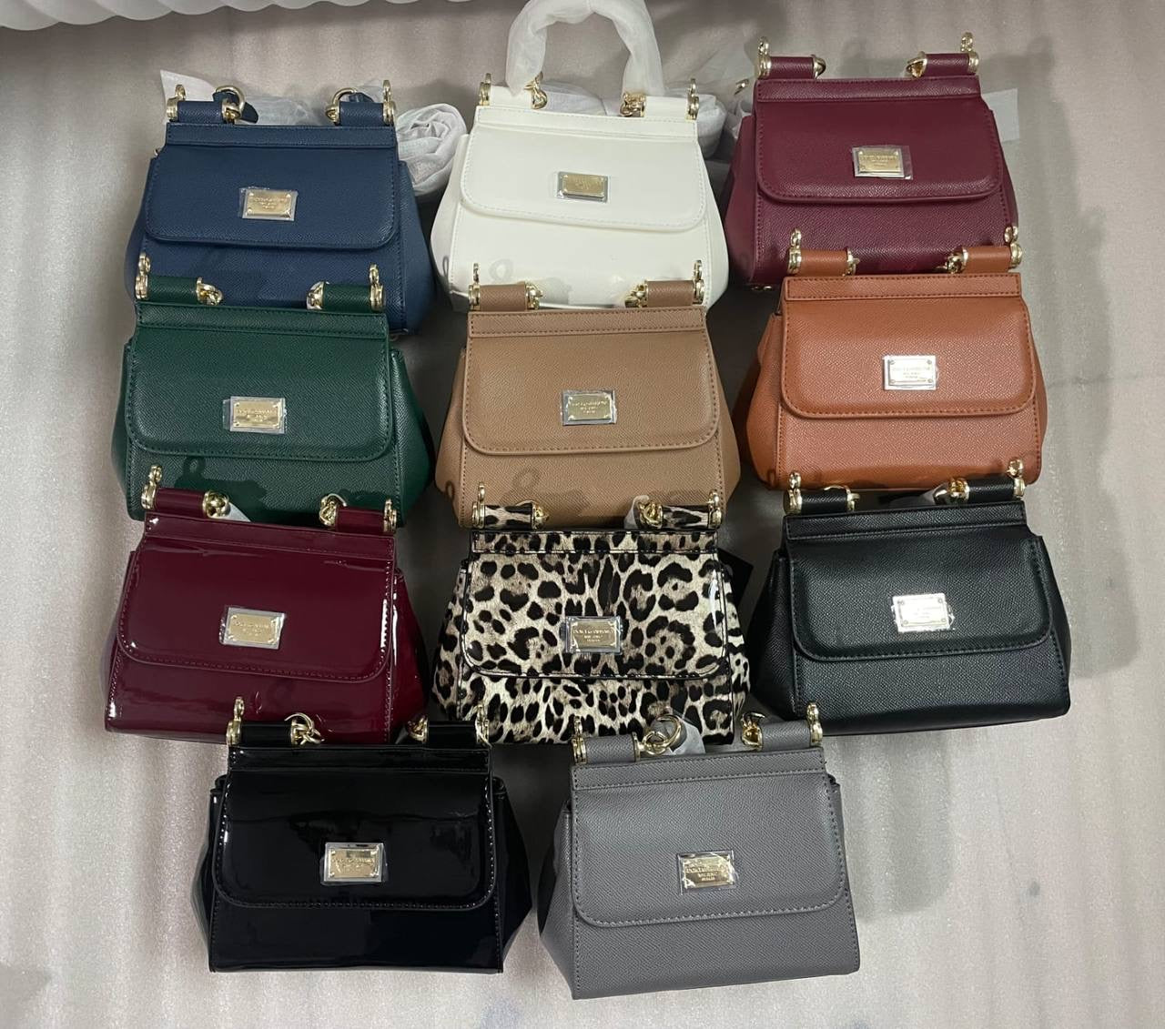 D&G
95 dhs🇦🇪
with box
🎁🎁🎁
size 18×10×16cm
Zain42
♥️♥️♥️