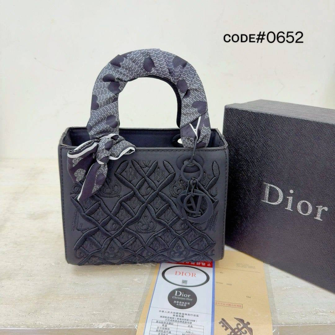 Dior
ᴇᴍʙʀᴏɪᴅᴇᴅ ᴅᴇsɪɢɴ
sɪʟᴠᴇʀ ʜᴀʀᴅᴡᴀʀᴇ
ᴡɪᴛʜ ʟᴏɴɢ ʙᴇʟᴛ sᴛʀᴀᴘ
sɪᴢᴇ :20 cm
ᴡɪᴛʜ BOX
🎁🎁🎁
75 dhs🇦🇪
Zain31
♥️♥️♥️