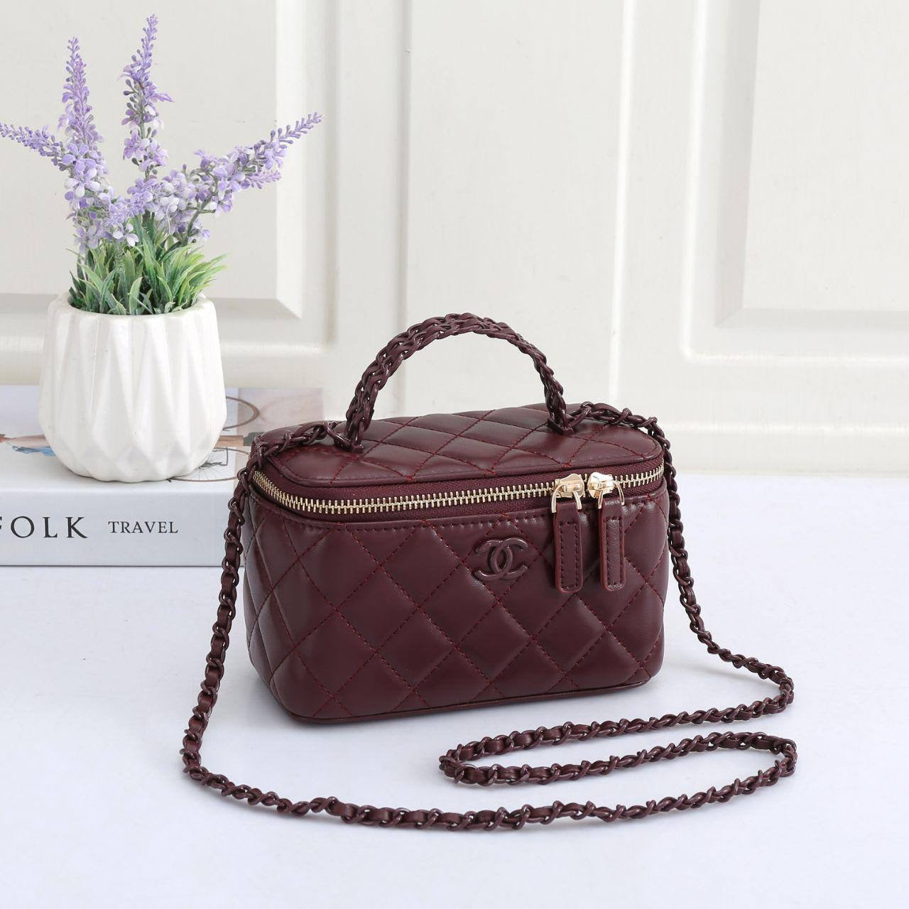 Chanel 24B
Size: 17 * 10 * 8 cm
95 dhs🇦🇪
with box🎁
Zain115
 ♥️♥️♥️