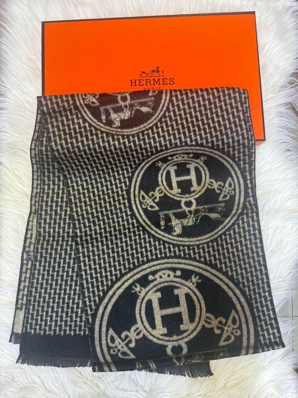 Winter muffler
No box
45 dhs🇦🇪
With box 🎁
60 dhs🇦🇪
Zain93
♥️♥️♥️