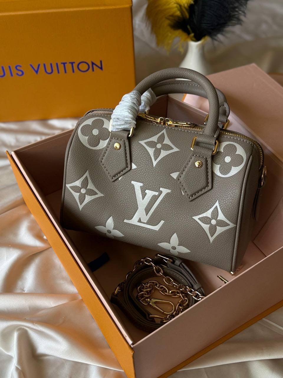 LV
20cm
350 dhs🇦🇪
Top quality 
With box🎁
Zain167
♥️♥️♥️