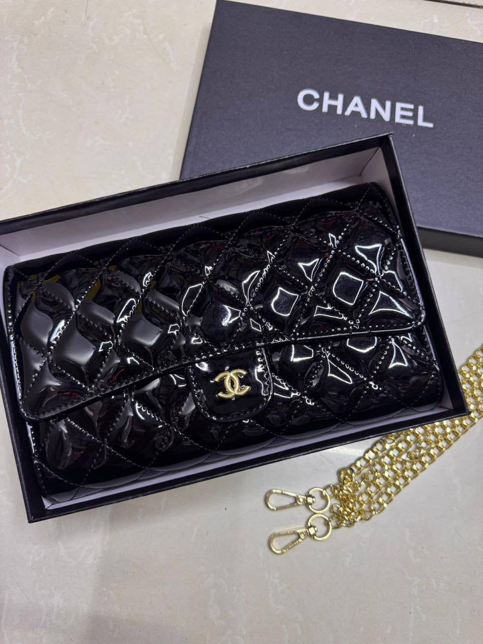 Chanel CF
Size : 23 * 14 cm
85 dhs🇦🇪
with box
 🎁🎁🎁
Zain115
♥️♥️♥️