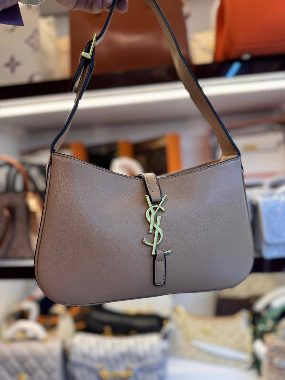 🎉 Offer 🎊  YSL hobo
Size :  24 * 13 cm
70 dhs🇦🇪
with box🎁
Zain115
♥️♥️♥️