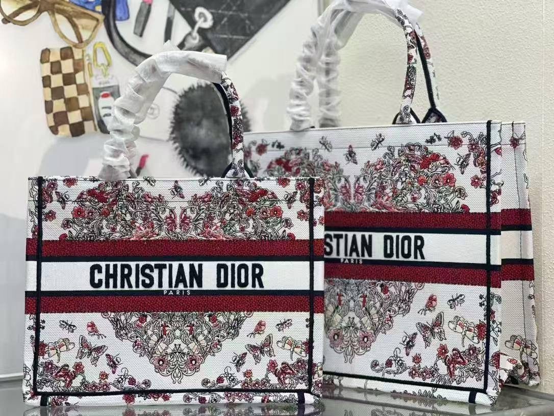 DIOR TOTE BAG 
Master 
#36cm
320 dhs🇦🇪
#42cm 
340 dhs🇦🇪
Zain228
♥️♥️♥️