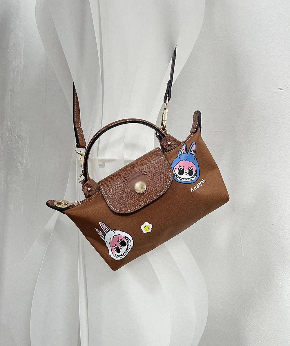 Labubu+LongChamp 
Size:20 * 10 * 5 cm
55 dhs🇦🇪
Zain115
♥️♥️♥️