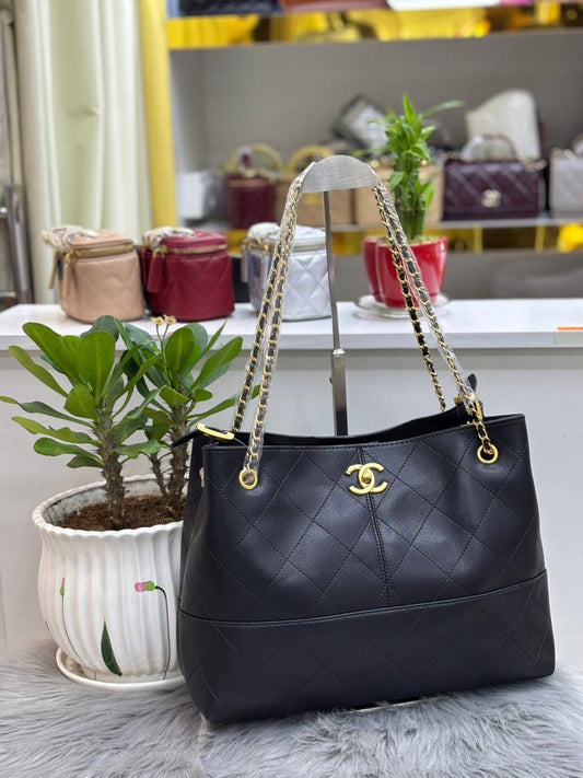 CHANEL  
SIZE  ……… 35 CM 
110 dhs🇦🇪
Zain244
♥️♥️♥️