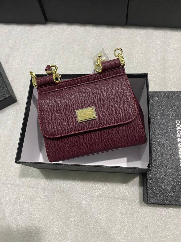D&G
GOOD QUALITY 
100 dhs🇦🇪
WITH BOX 
🎁🎁🎁
Zain28
♥️♥️♥️