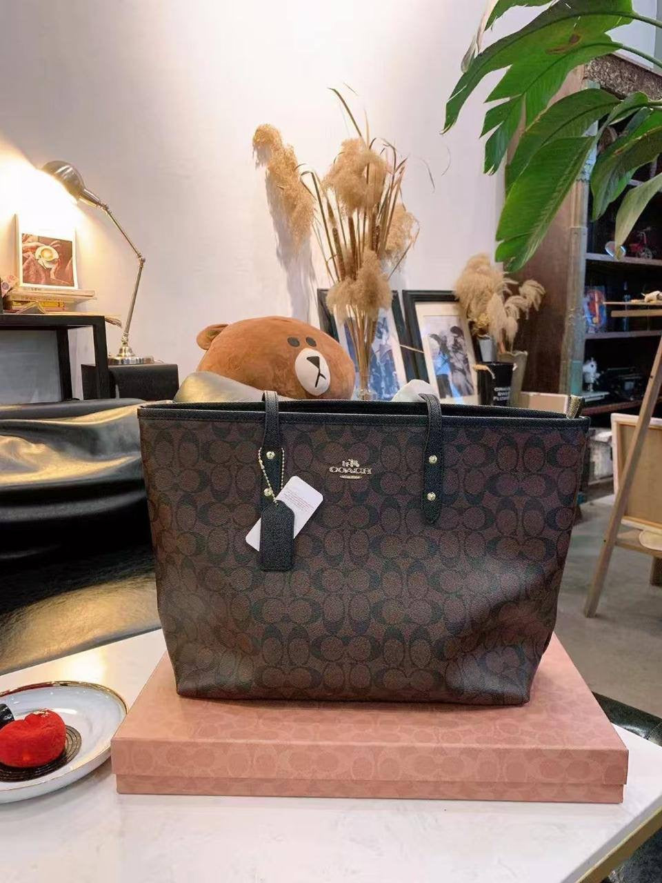 Coach Tote
Size : 33 * 27 cm
100 dhs🇦🇪
with box 
🎁🎁🎁
Zain115
♥️♥️♥️