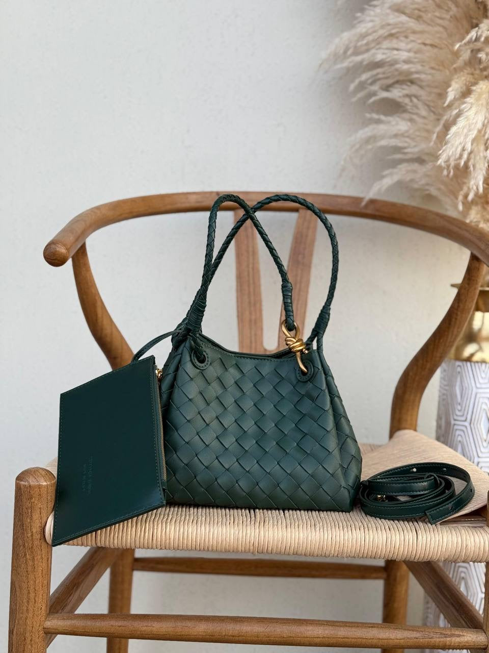 BOTTEGA VENETA
24cm
350 dhs🇦🇪
Top quality 
With box🎁
Zain167
♥️♥️♥️