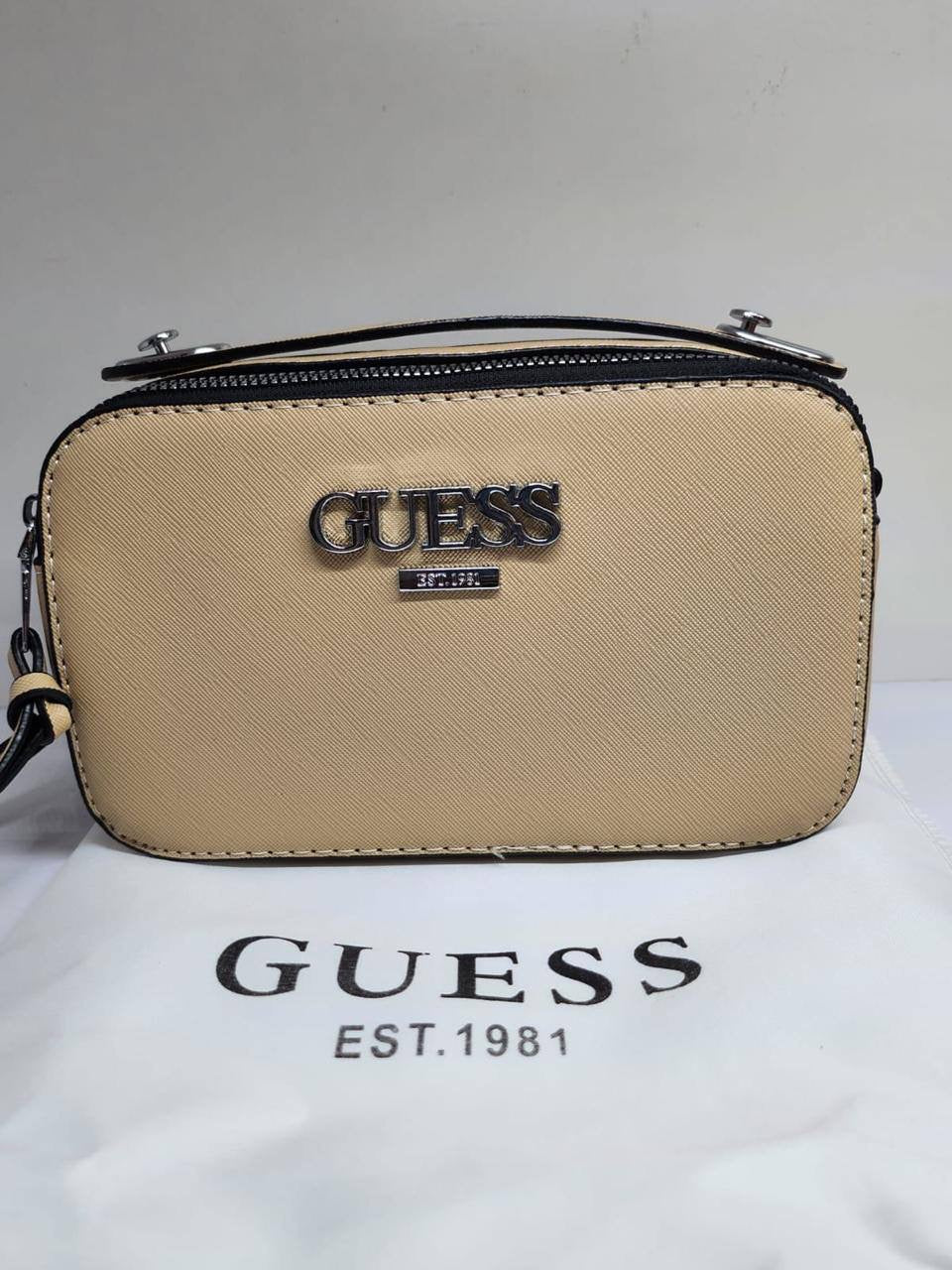 Guess 
Size : 19 * 11 * 7 cm
60 dhs🇦🇪
with box
🎁🎁🎁
Zain115
♥️♥️♥️