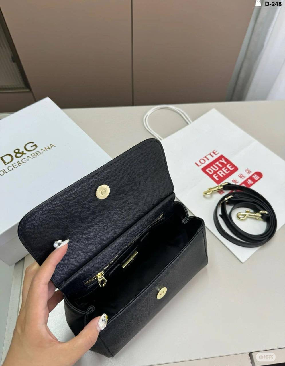 Dolce & Gabbana 
Size : 25 * 22 * 13 cm
120 dhs🇦🇪
with box 
🎁🎁🎁
Zain115
♥️♥️♥️